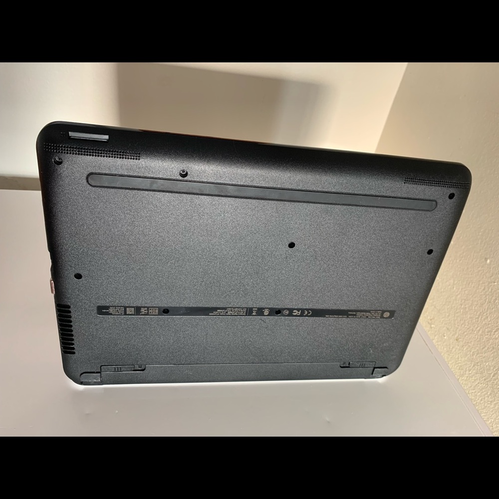 HP, AMD Radeon R2 Graphics, & Made 2017. - Picture 8 of 8